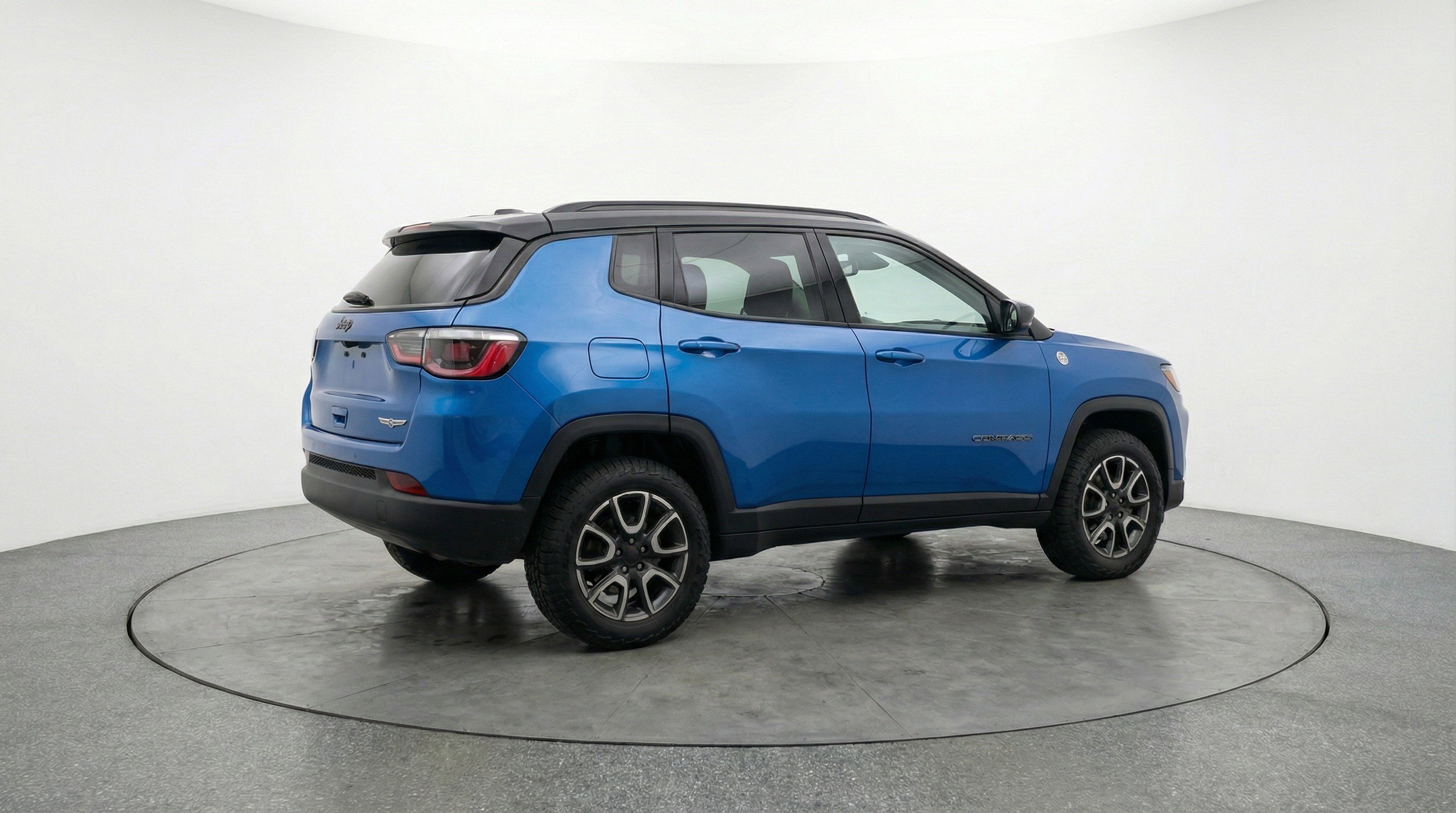 Used 2025 Jeep Compass Trailhawk AWD/4WD image 9