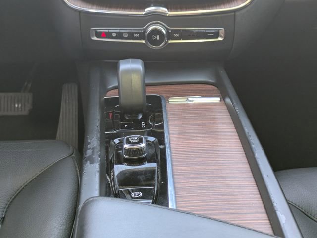 Used 2023 Volvo XC60 B5 Plus image 25