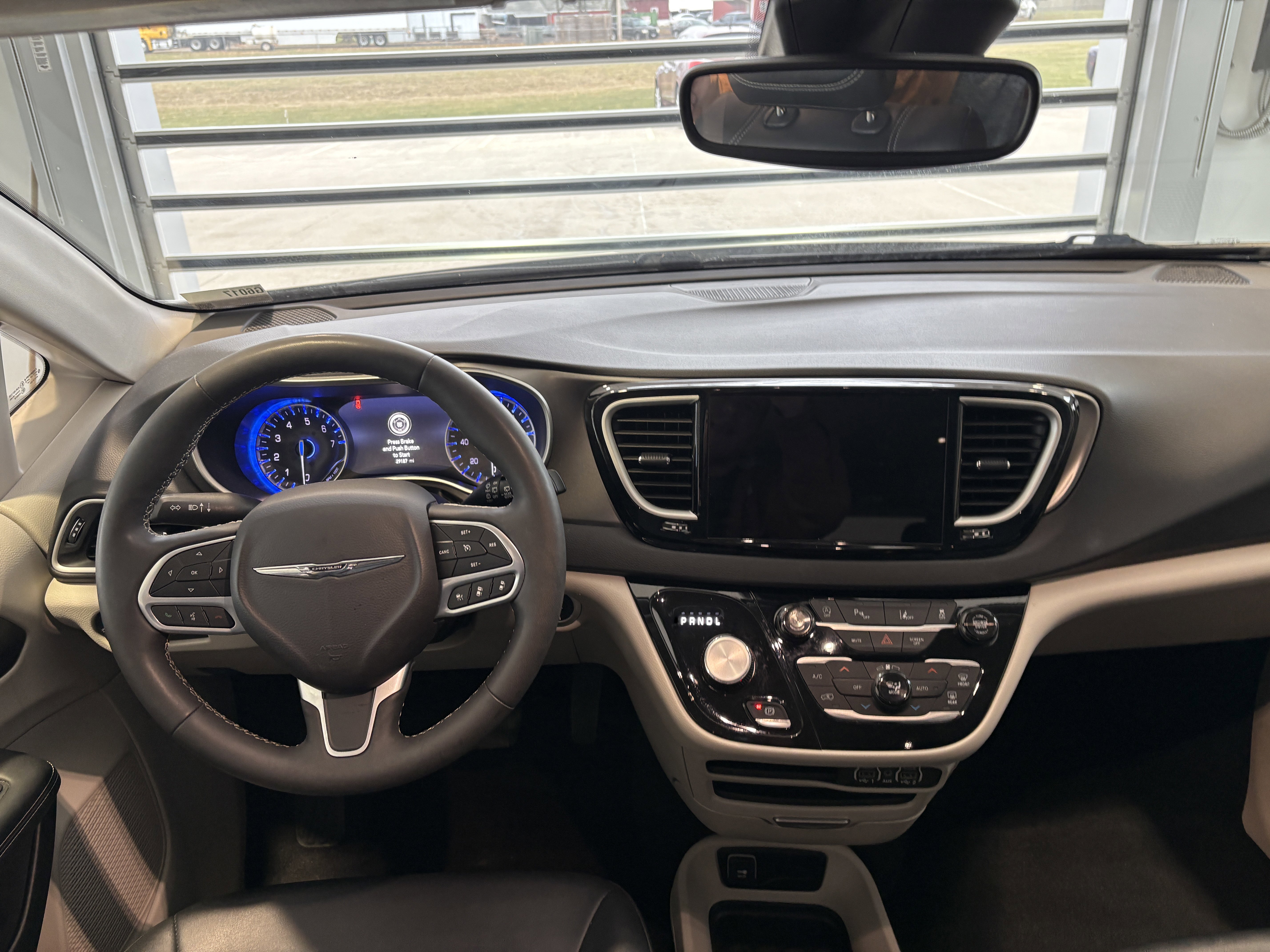 Used 2024 Chrysler Pacifica Touring-L image 11