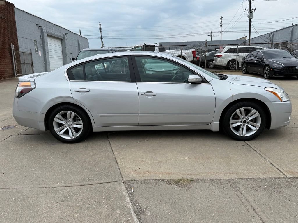 Used 2011 Nissan Altima 3.5 SR w/ 3.5SR Premium Pkg FWD image 5