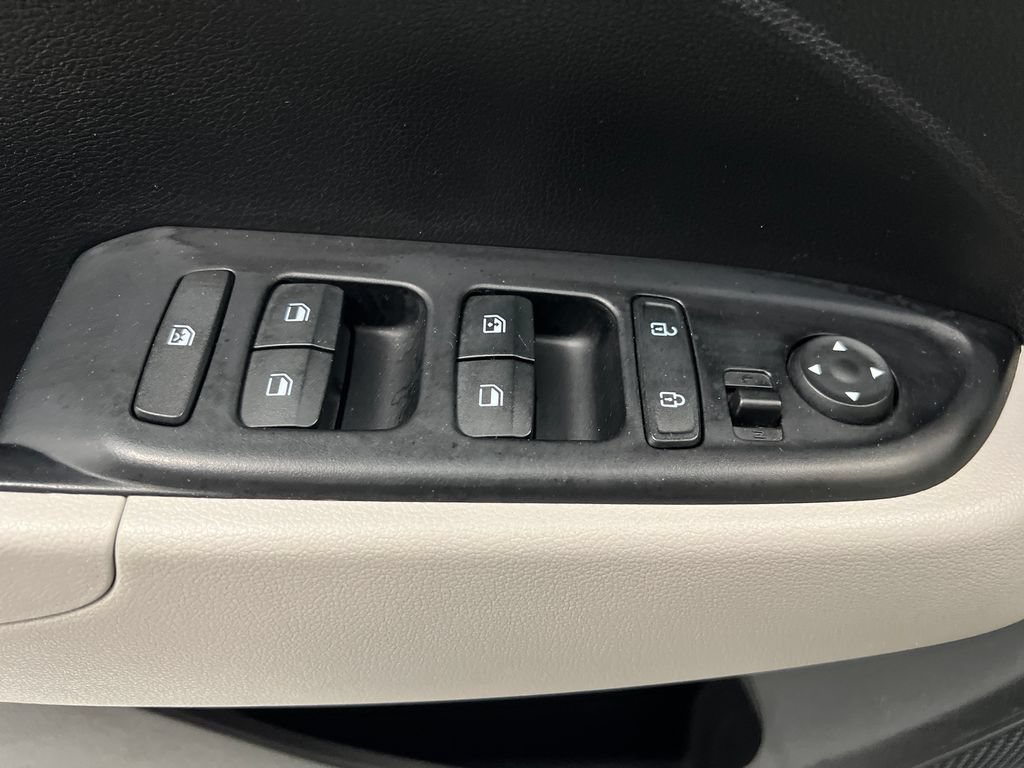 Used 2025 Hyundai Venue SEL FWD image 15