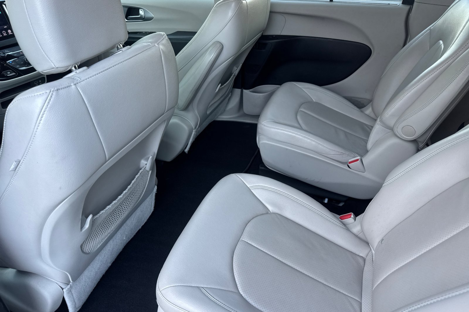Used 2018 Chrysler Pacifica Touring-L FWD image 15