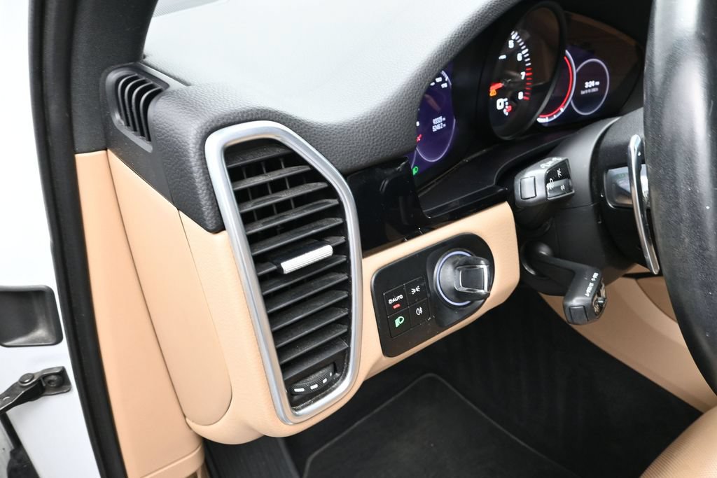 Certified 2022 Porsche Cayenne AWD/4WD image 16