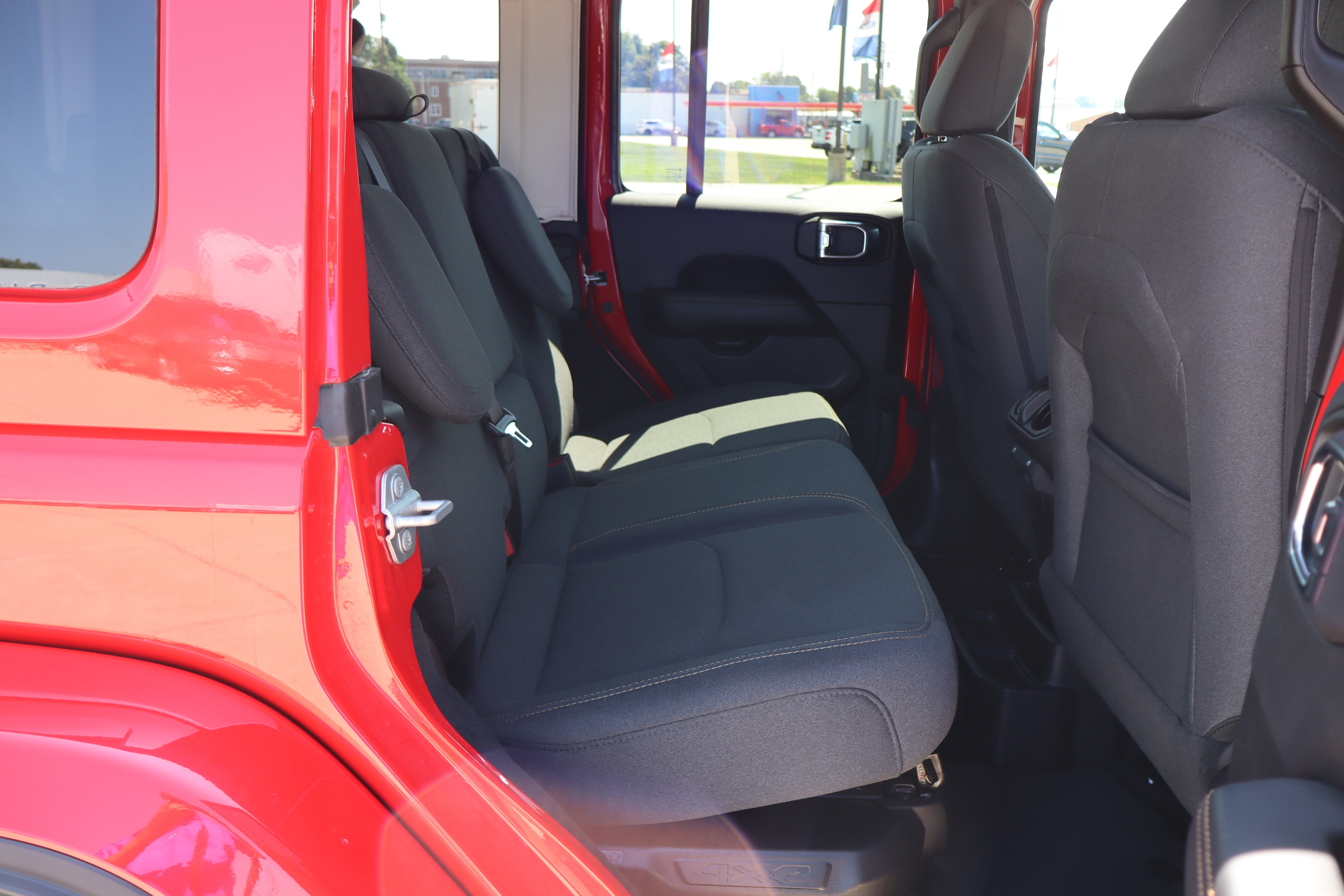 Used 2025 Jeep Wrangler Unlimited Sahara w/ Safety Group AWD/4WD image 11