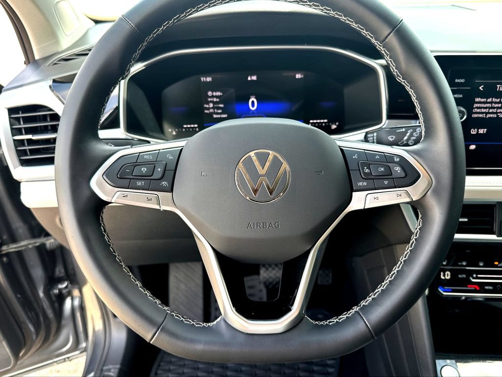 Used 2025 Volkswagen Taos SE FWD image 13