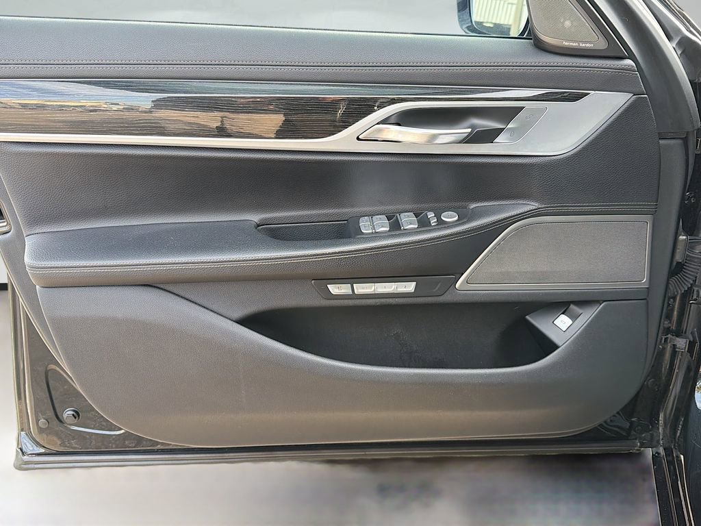 Used 2018 BMW 740i image 21