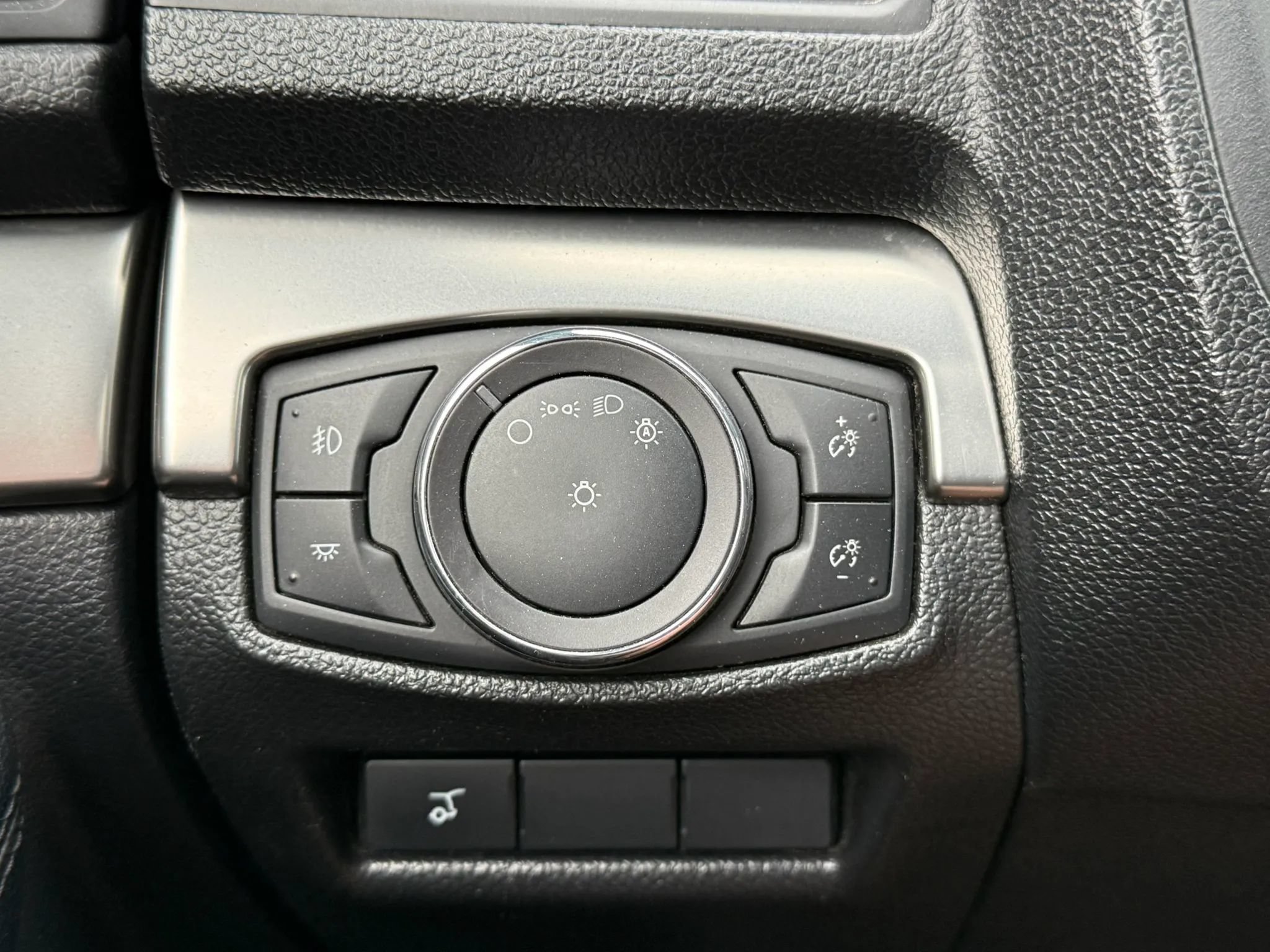 Used 2018 Ford Explorer XLT w/ Equipment Group 202A AWD/4WD image 30