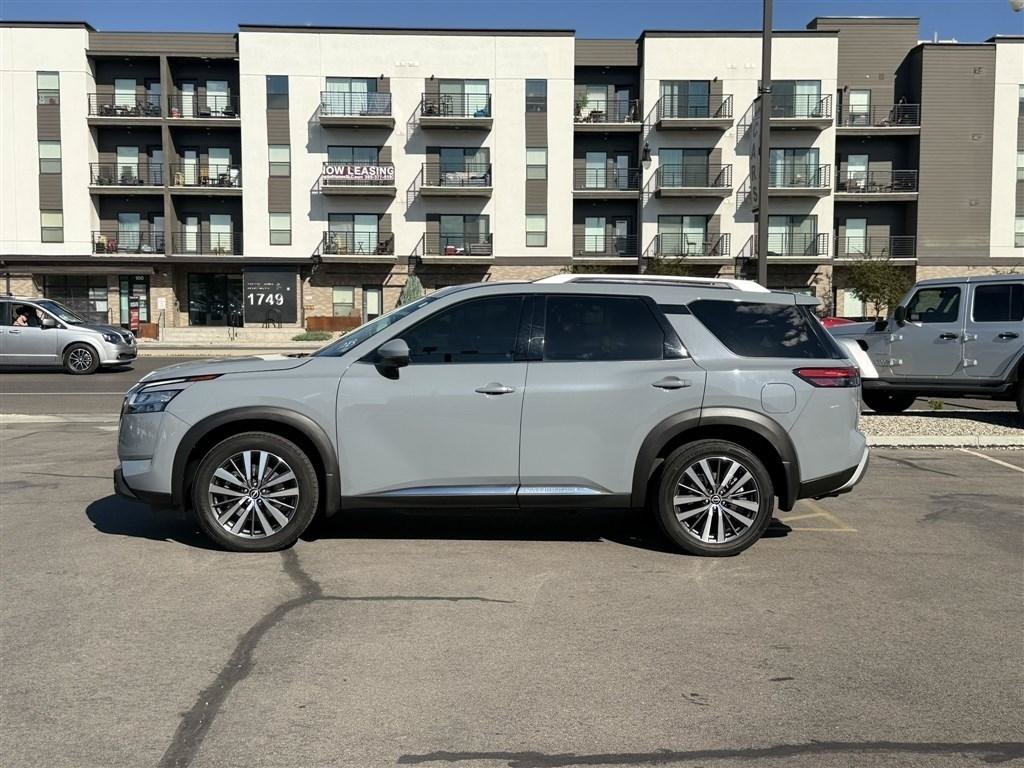 Used 2022 Nissan Pathfinder Platinum w/ Cargo Package AWD/4WD image 4