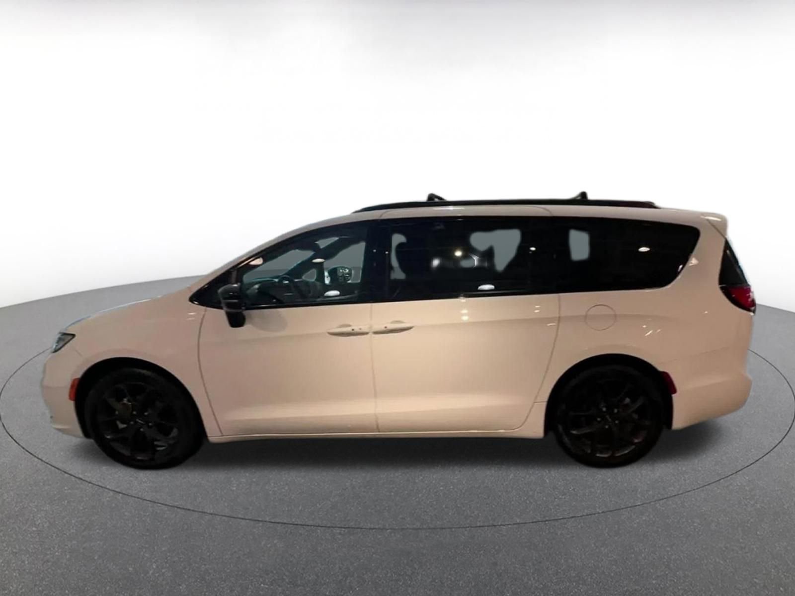 Used 2025 Chrysler Pacifica Limited FWD image 9