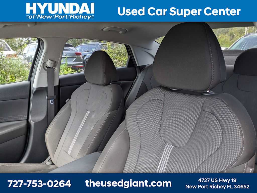 Used 2023 Hyundai Elantra SE FWD image 3