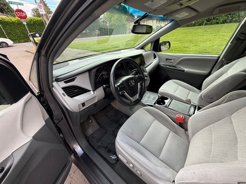 Used 2016 Toyota Sienna LE FWD image 7