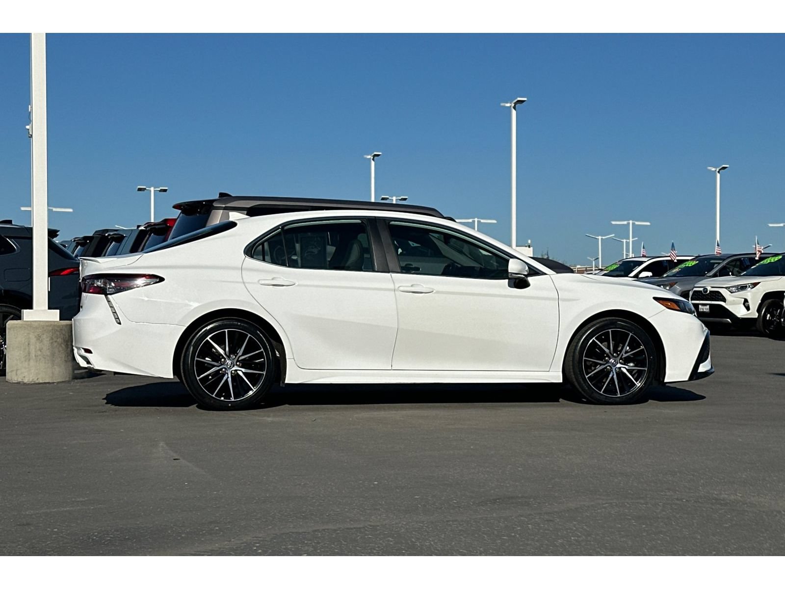 Used 2024 Toyota Camry SE FWD image 3