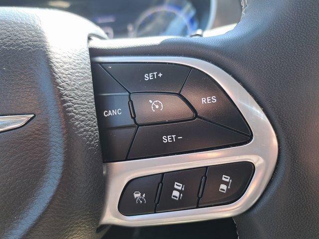 Used 2023 Chrysler Pacifica Touring-L FWD image 19