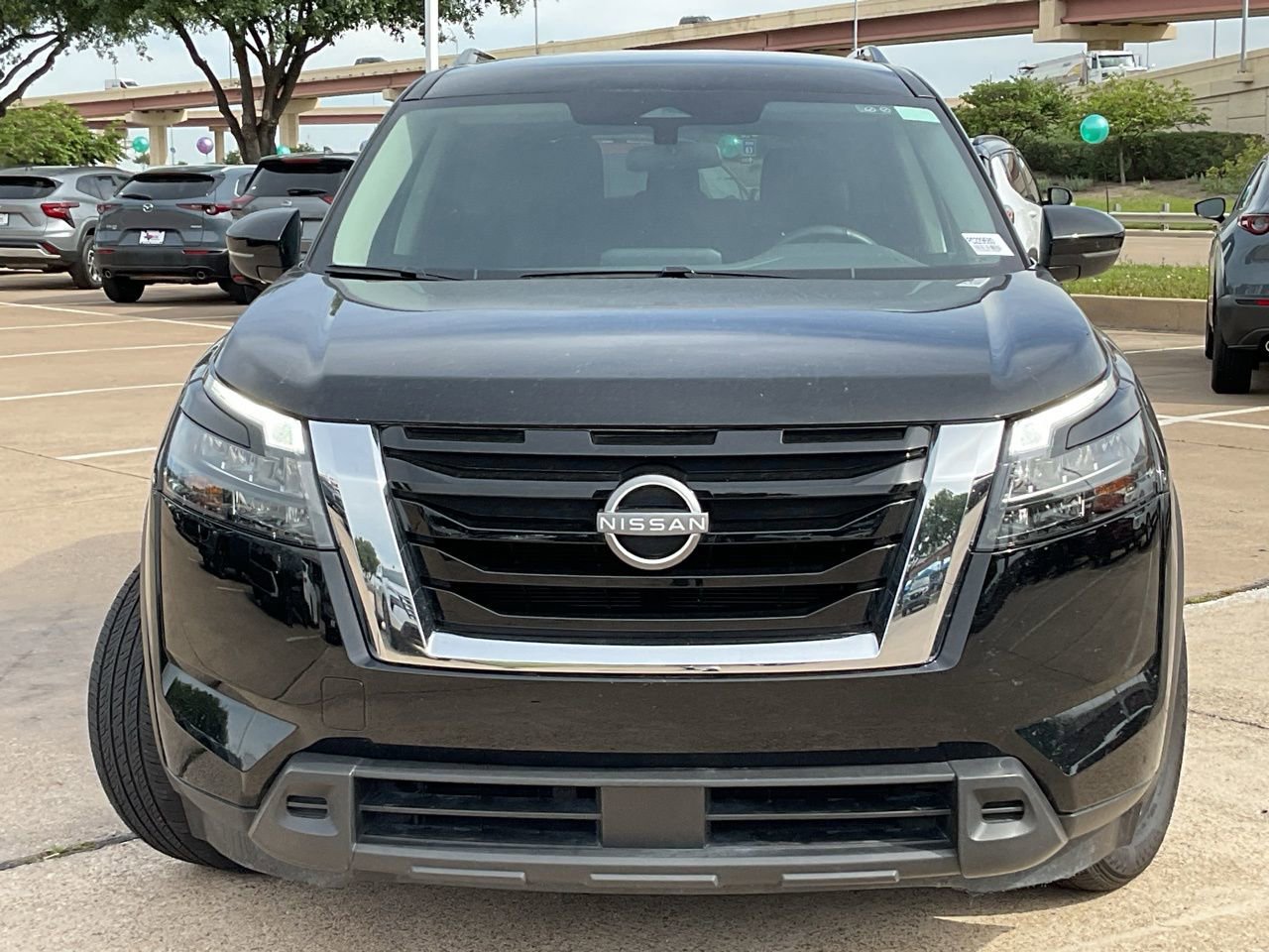 Used 2025 Nissan Pathfinder SV image 3