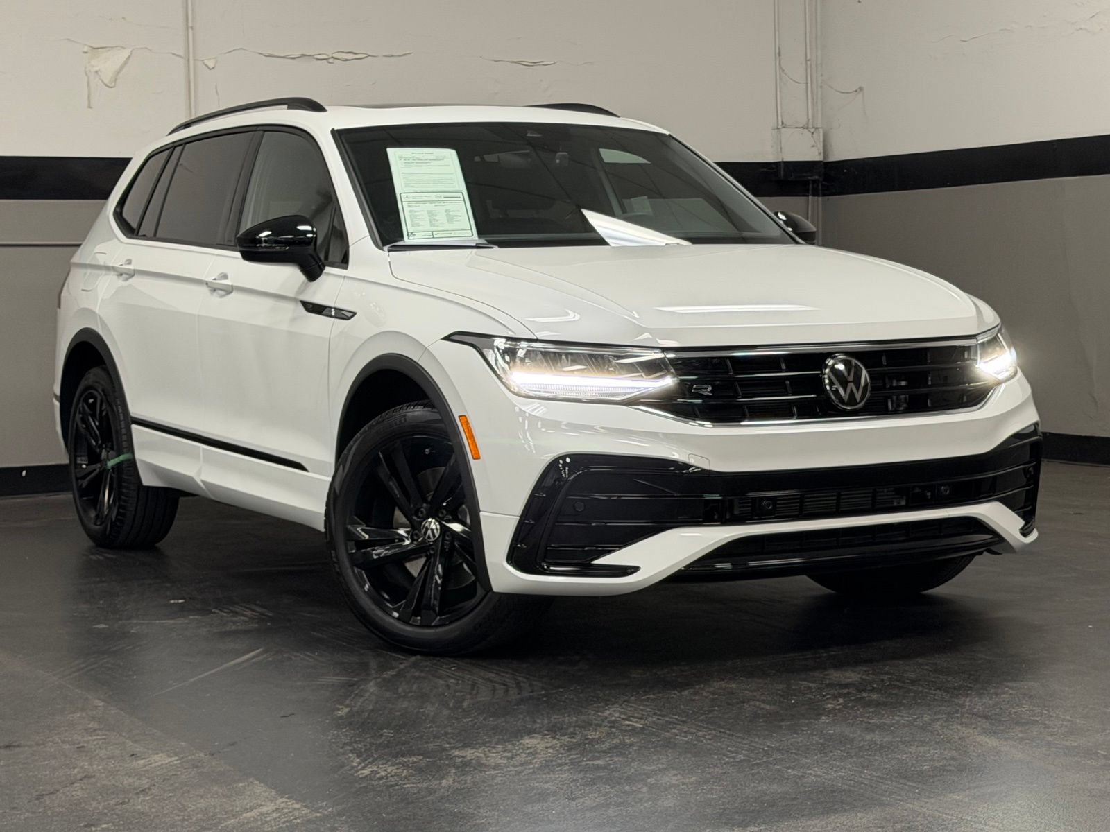 Used 2024 Volkswagen Tiguan SE R-Line FWD image 2