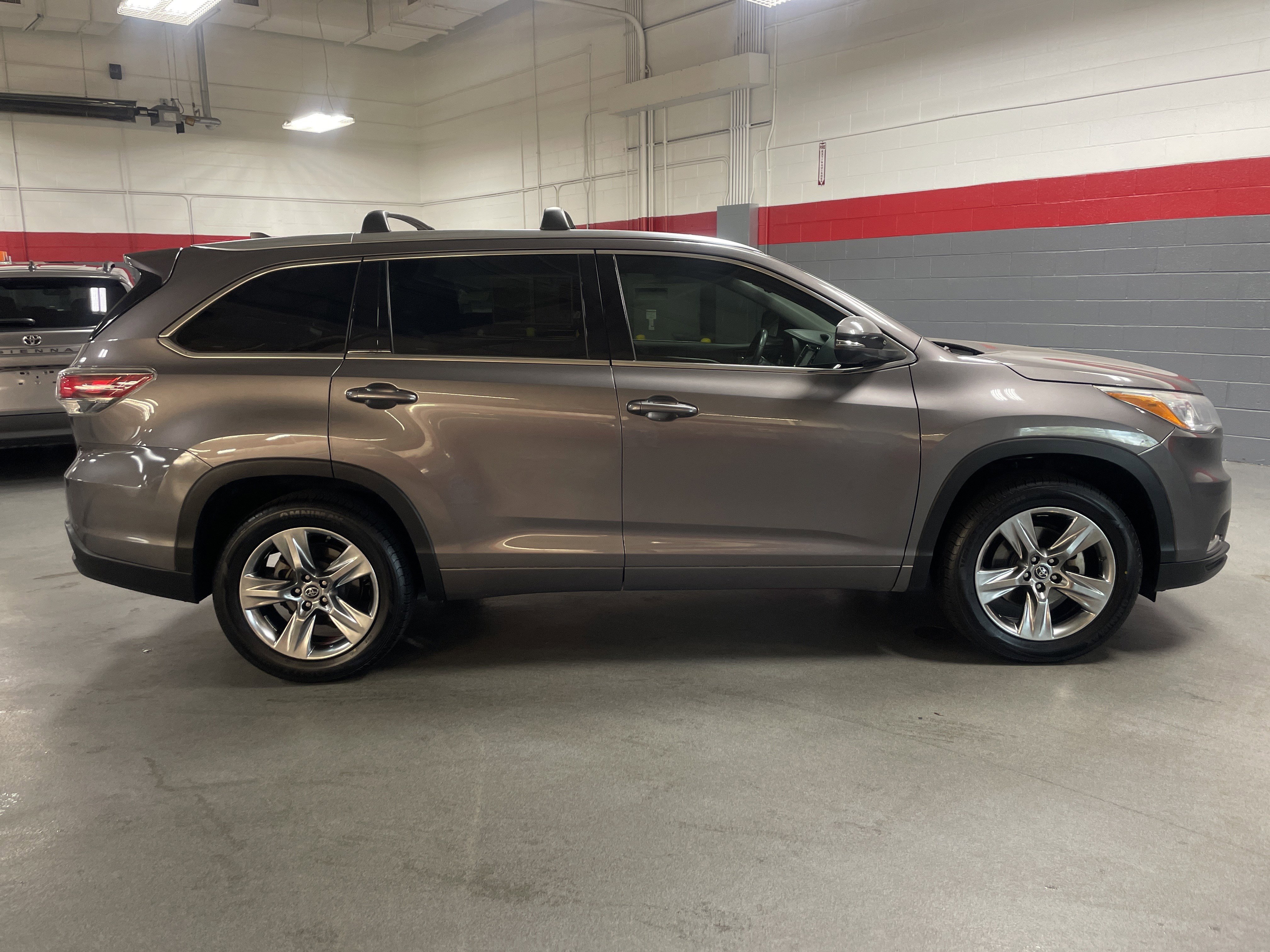 Used 2016 Toyota Highlander Limited FWD image 11