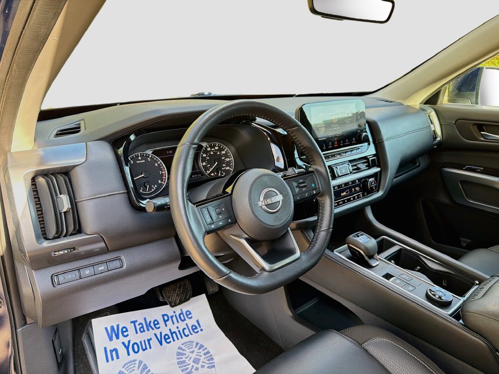 Used 2025 Nissan Pathfinder SL AWD/4WD image 9