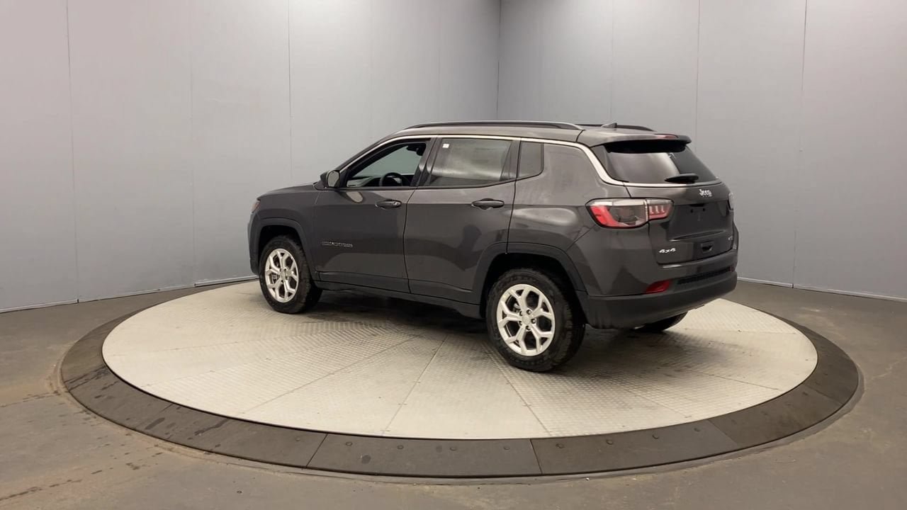 Used 2024 Jeep Compass Latitude AWD/4WD image 3