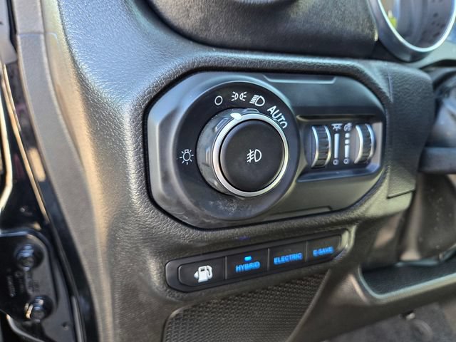 Used 2022 Jeep Wrangler Unlimited Sahara w/ Cold Weather Group AWD/4WD image 17