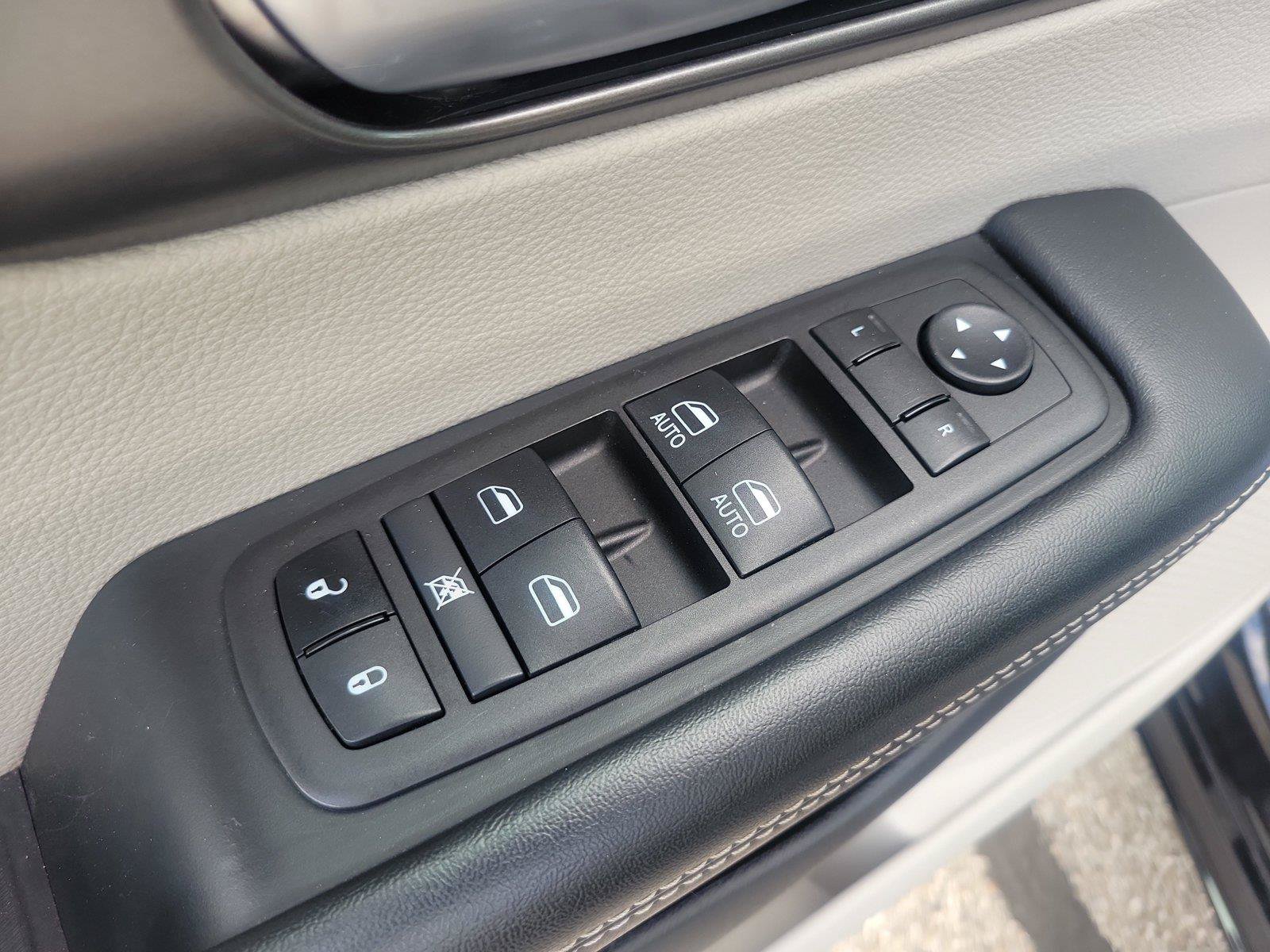 Used 2024 Chrysler Pacifica Touring-L FWD image 21