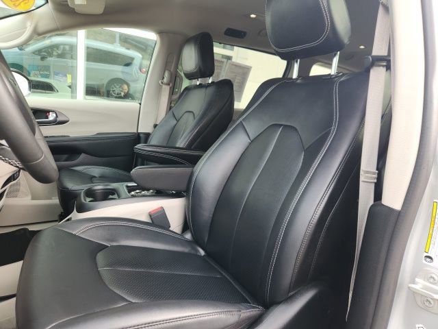 Used 2024 Chrysler Pacifica Touring-L FWD image 16
