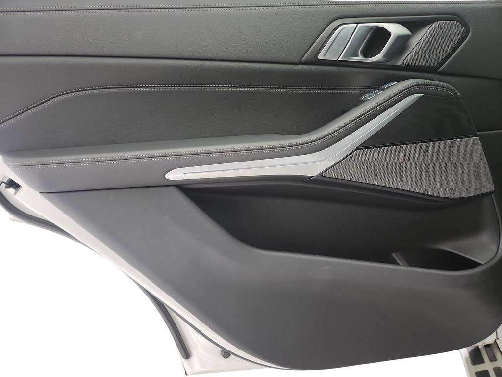 Used 2022 BMW X7 xDrive40i w/ Premium Package image 39