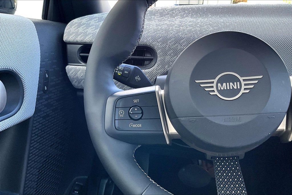 Used 2025 MINI Cooper 2-Door Hardtop FWD image 18