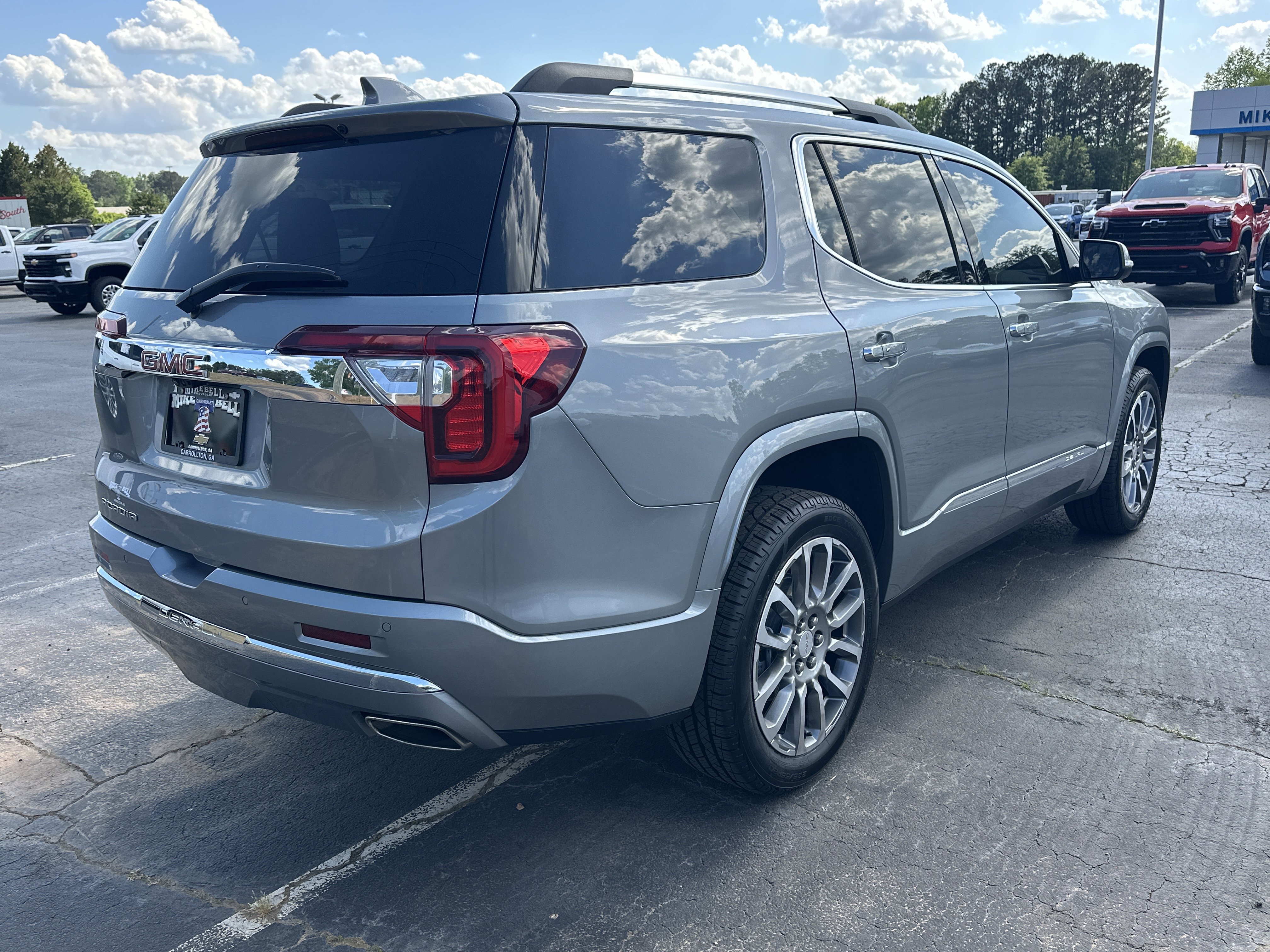 Used 2023 GMC Acadia Denali w/ Denali Ultimate Package FWD image 8