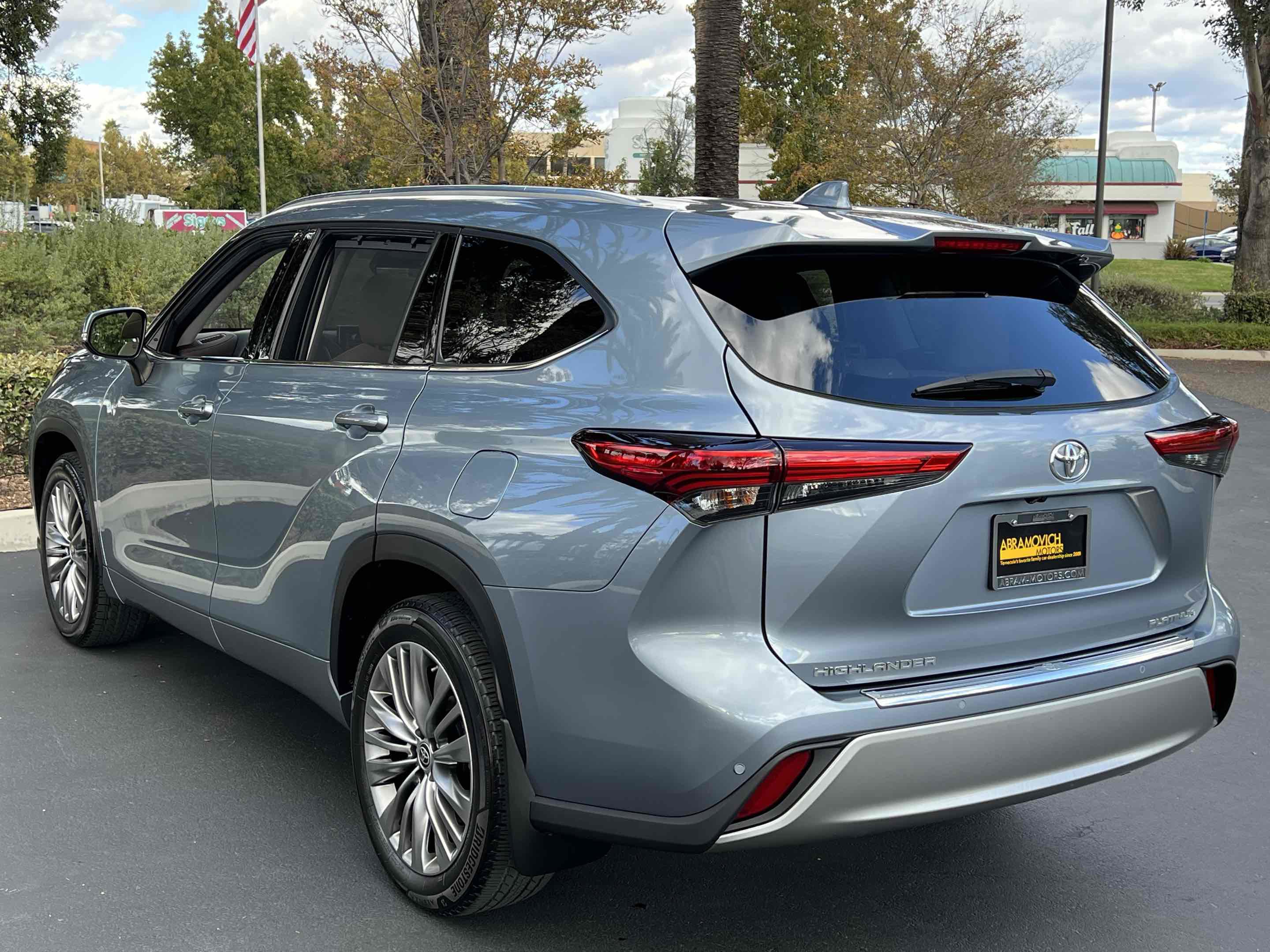Used 2020 Toyota Highlander Platinum image 2