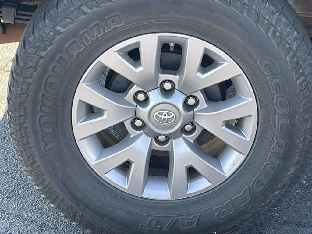 Used 2018 Toyota Tacoma SR5 w/ SR5 Appearance Package (SM) image 12