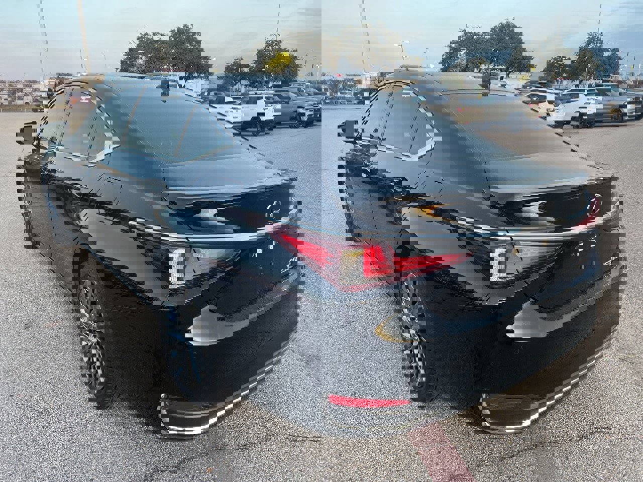 Used 2024 Lexus ES 300h w/ Luxury Package image 6