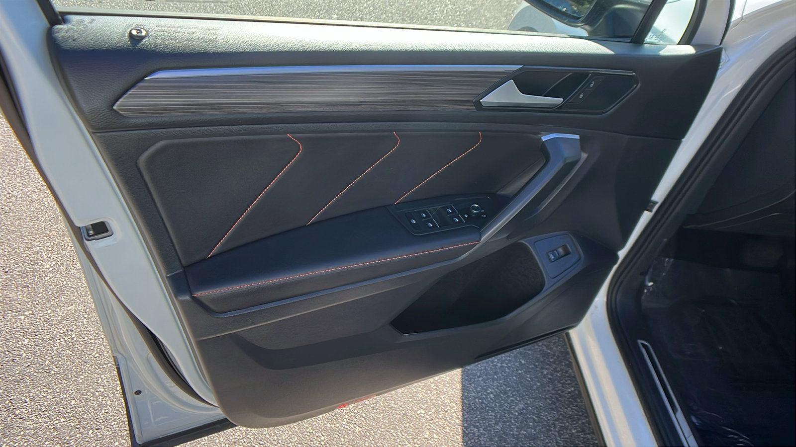 Used 2024 Volkswagen Tiguan SE image 14