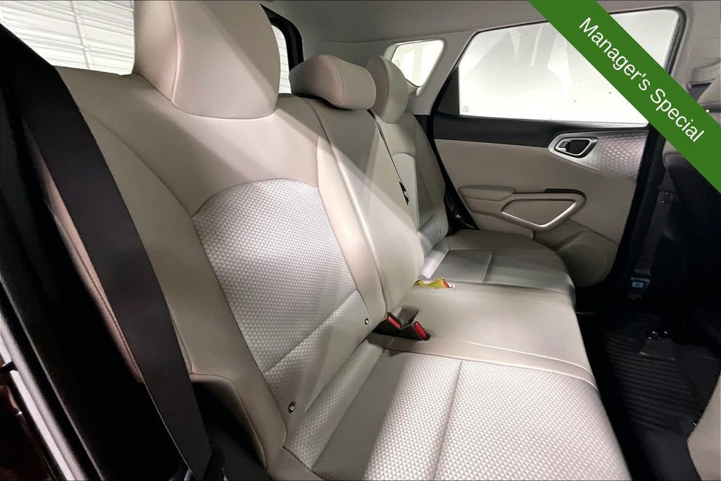 Used 2025 Kia Soul LX w/ LX Technology Package FWD image 32