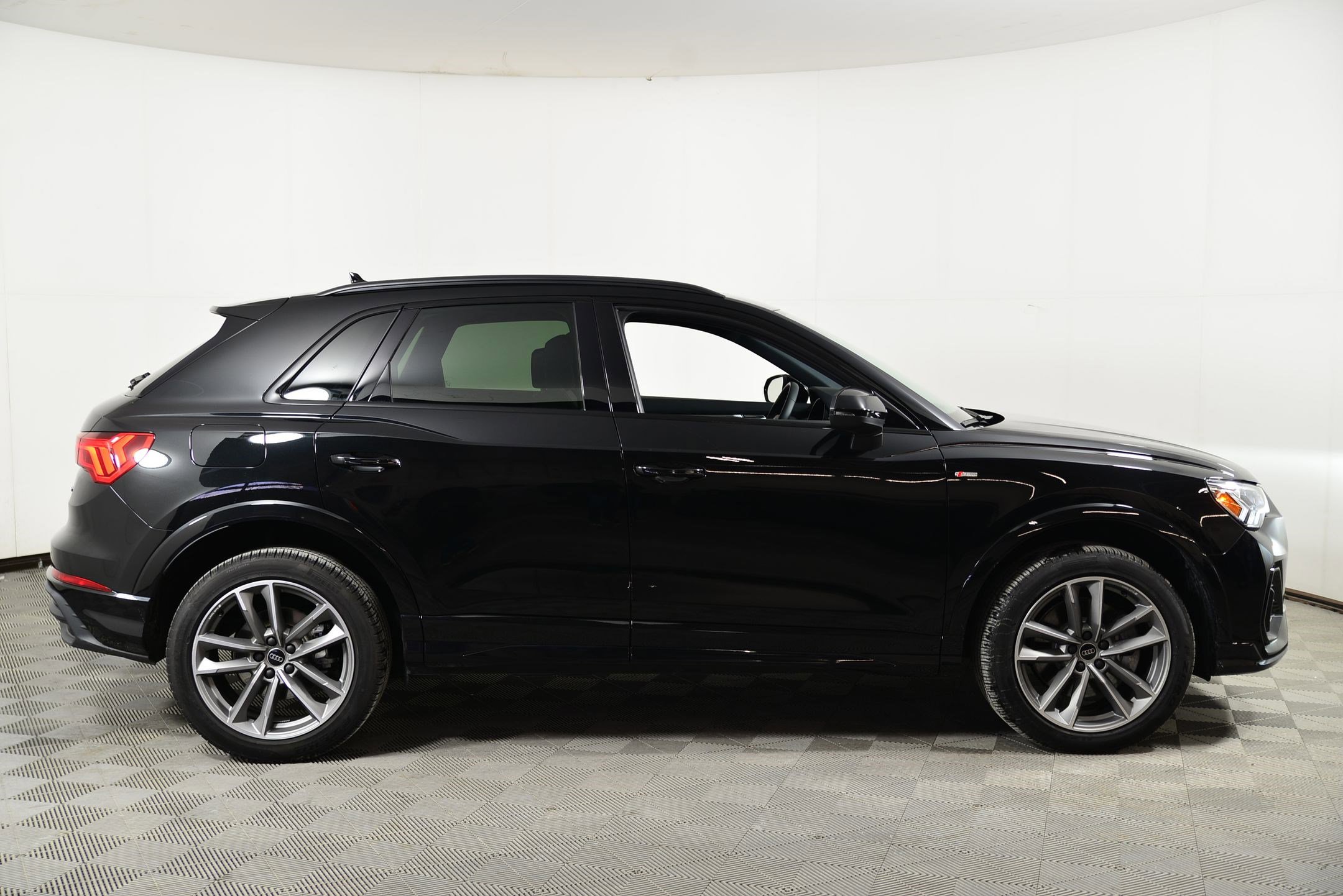 Certified 2025 Audi Q3 2.0T Premium w/ Convenience Package image 7