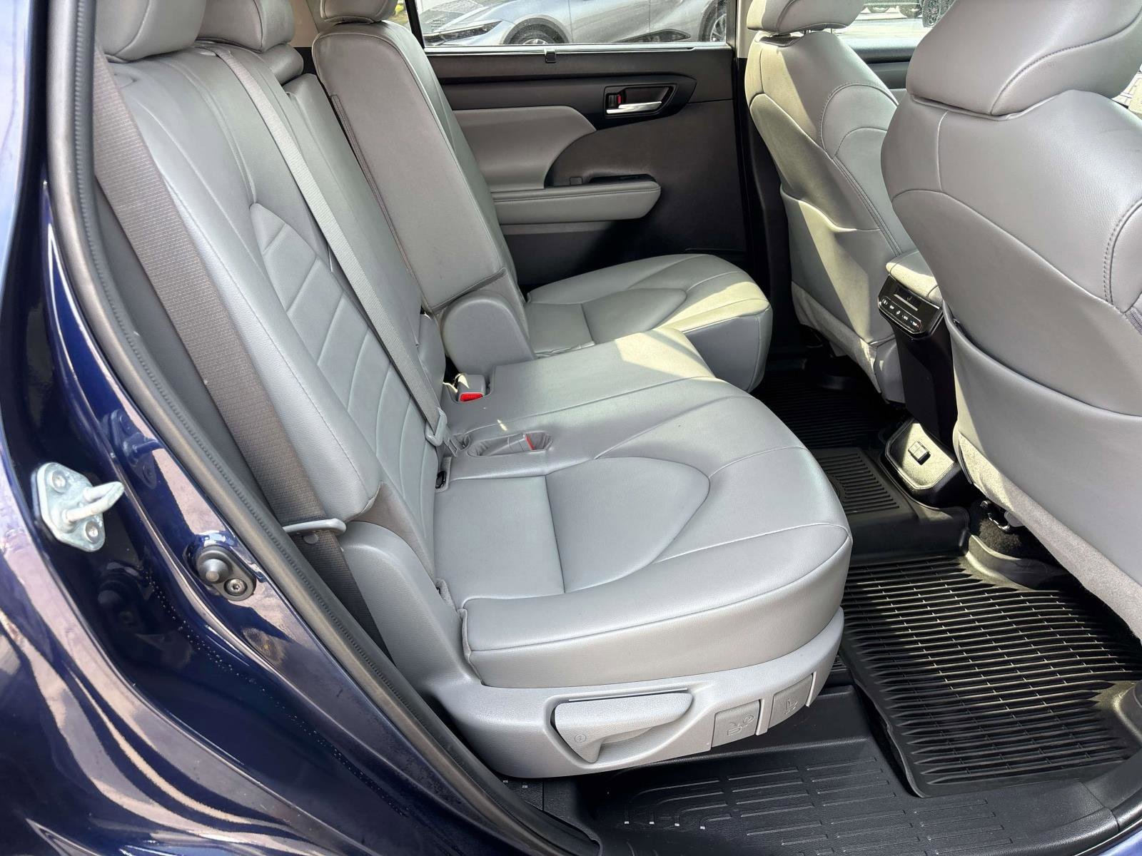 Used 2022 Toyota Highlander XLE AWD/4WD image 16