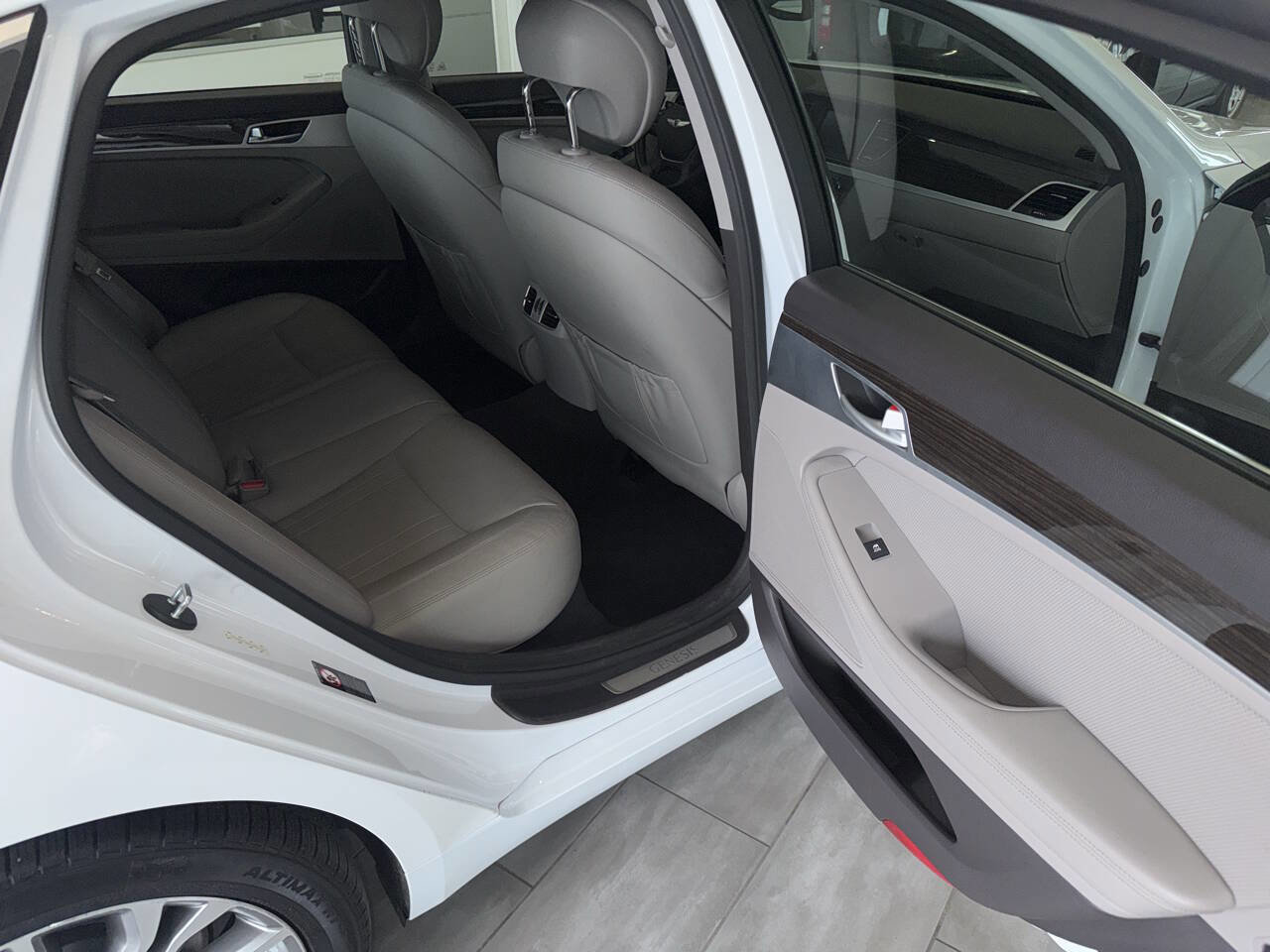 Used 2015 Hyundai Genesis 3.8 AWD/4WD image 22