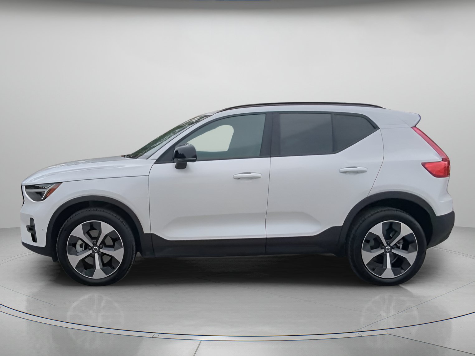 Used 2026 Volvo XC40 B5 Plus AWD/4WD image 16