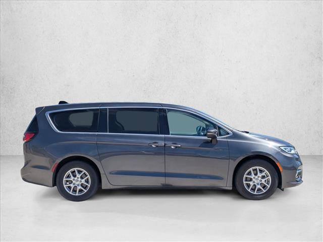 Used 2023 Chrysler Pacifica Touring-L image 4