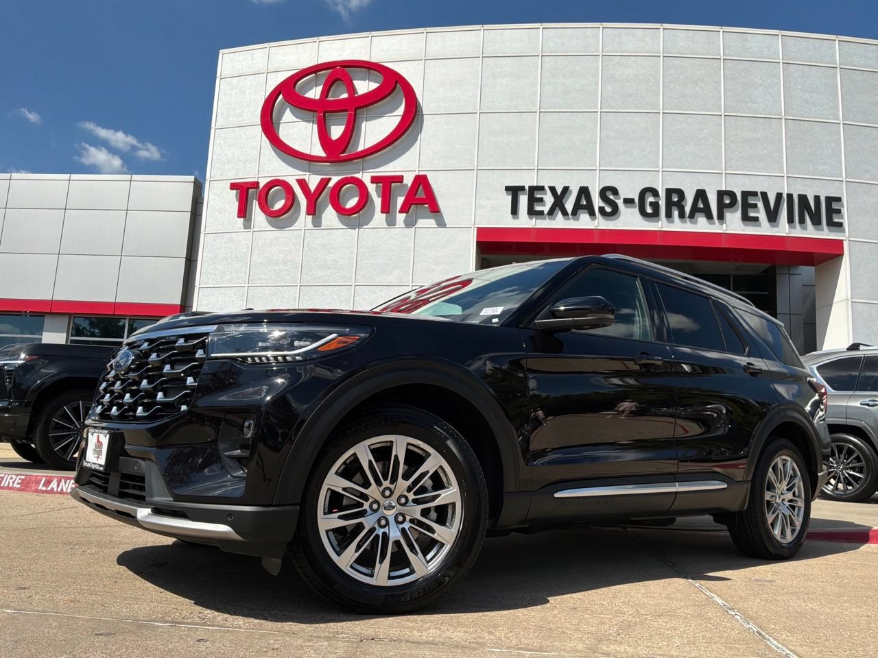 Used 2026 Ford Explorer Platinum AWD/4WD image 2