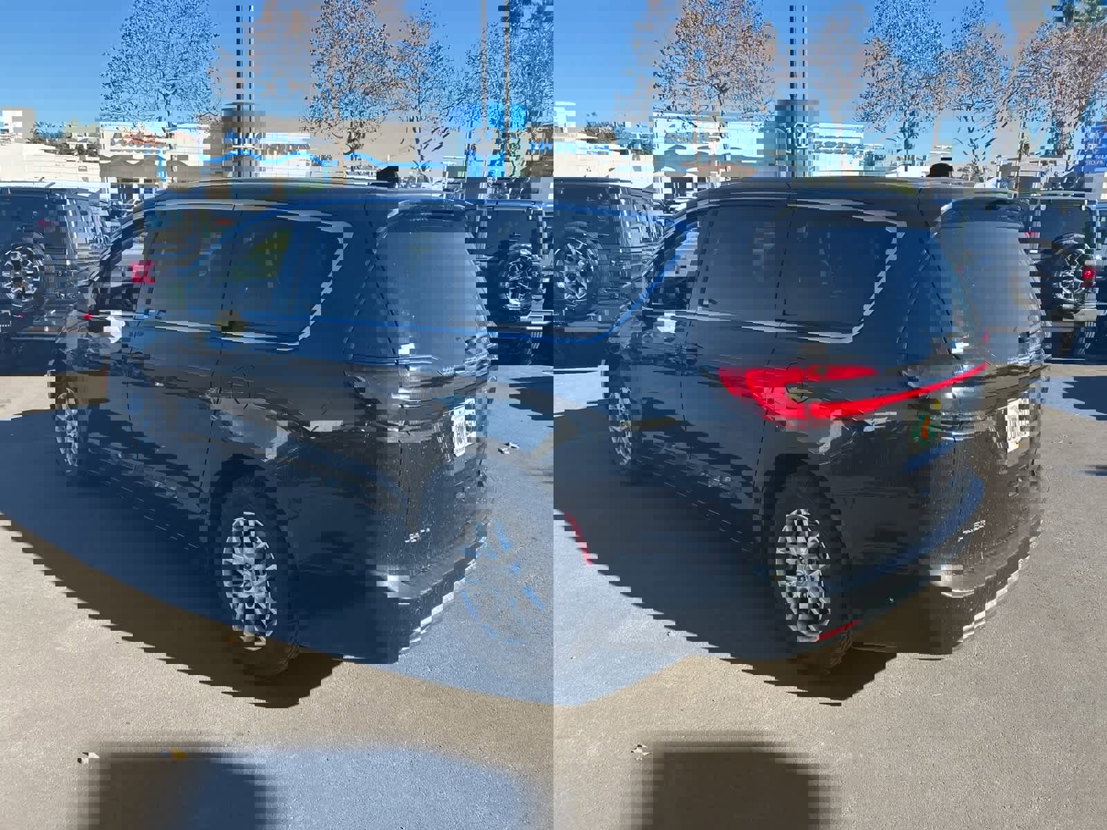 Used 2024 Chrysler Pacifica Touring-L image 4