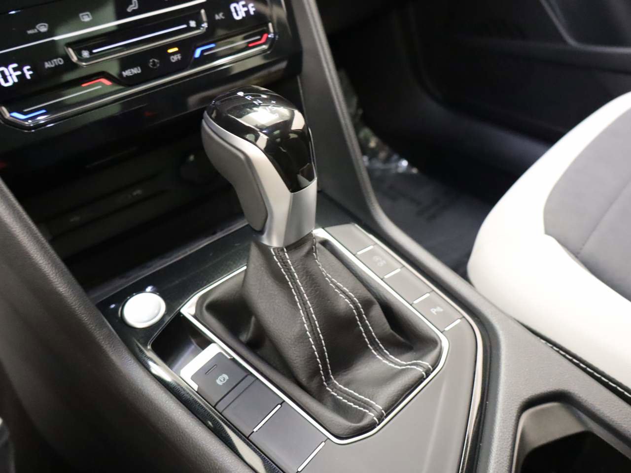 Certified 2025 Volkswagen Taos SE w/ Panoramic Sunroof Package image 10