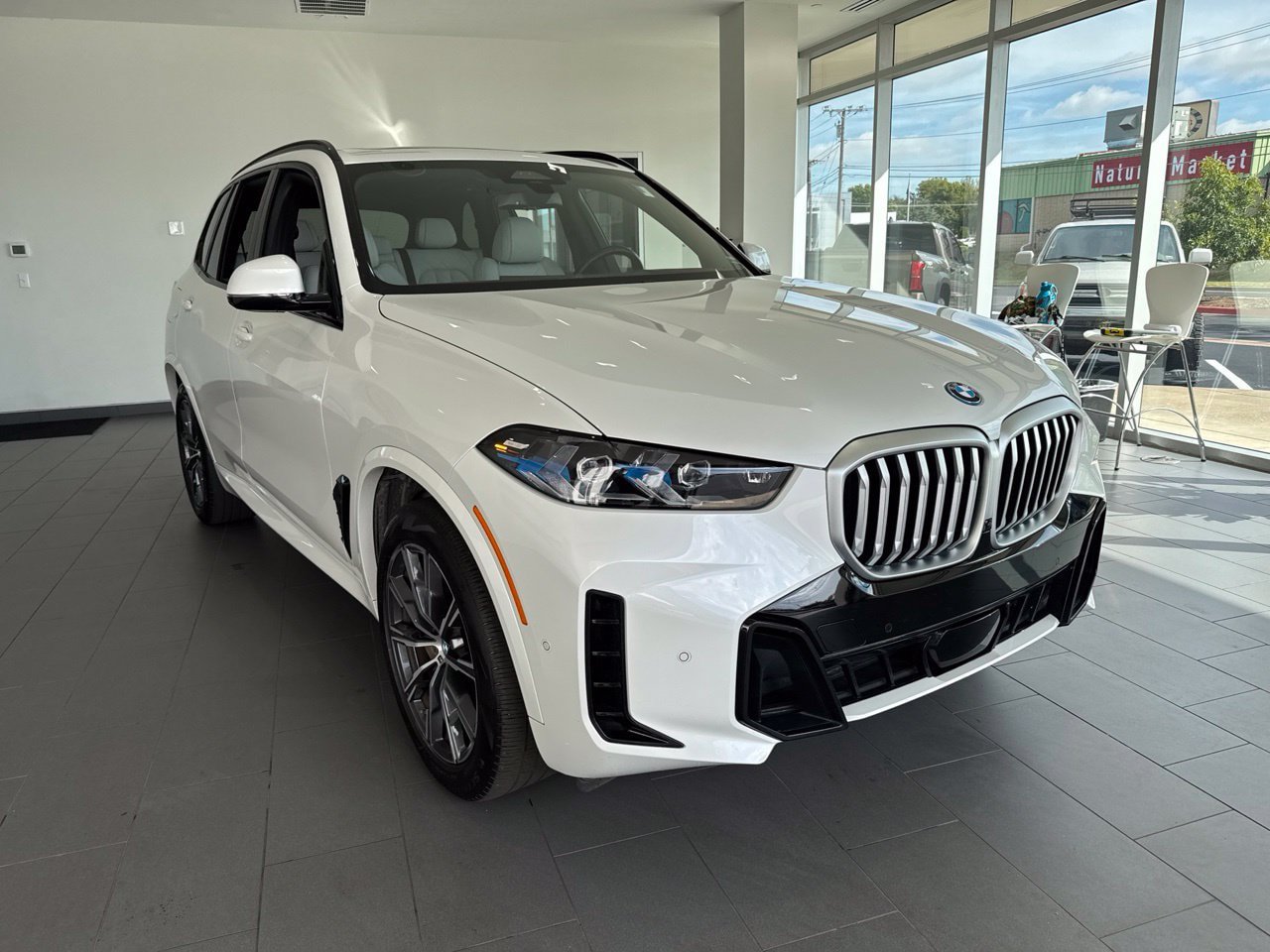 Used 2024 BMW X5 xDrive50e w/ M Sport Package AWD/4WD image 2
