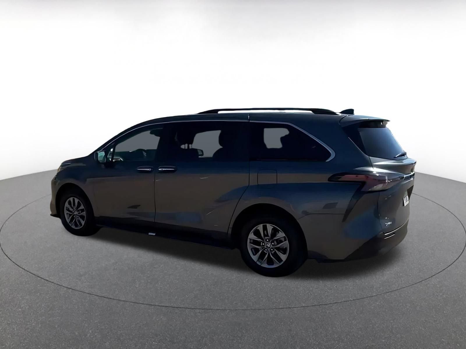 Used 2025 Toyota Sienna XLE FWD image 9