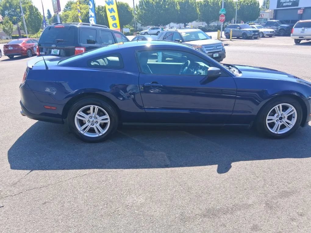 Used 2010 Ford Mustang Premium RWD image 4