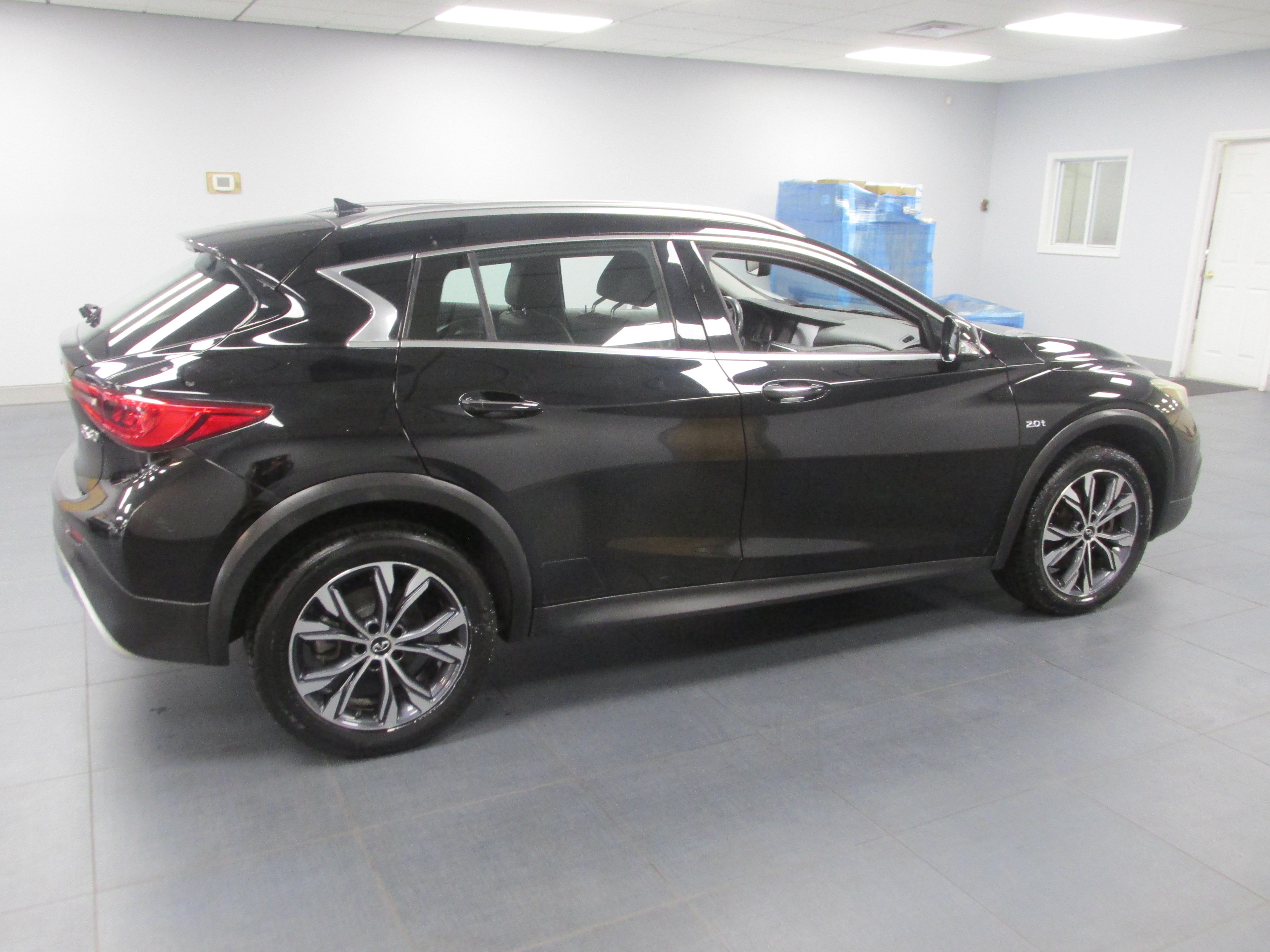 Used 2017 INFINITI QX30 AWD image 4