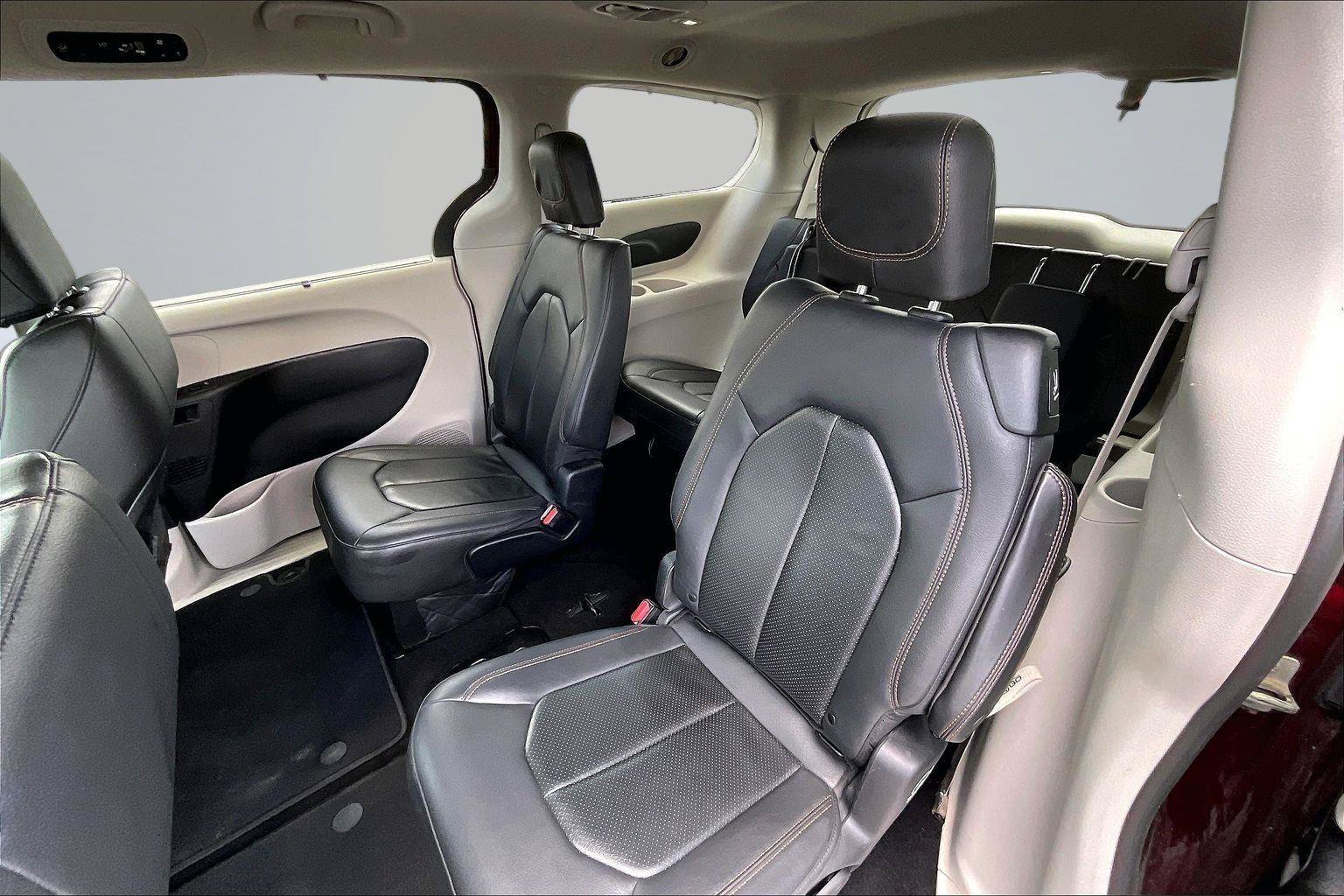 Used 2019 Chrysler Pacifica Touring-L w/ Tire & Wheel Group FWD image 24
