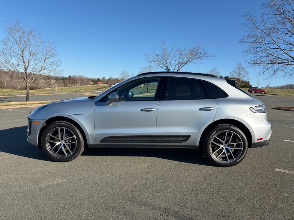 Certified 2025 Porsche Macan image 2