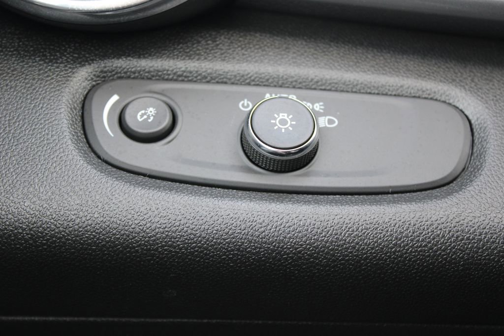 Used 2025 Chevrolet Trax LT image 38