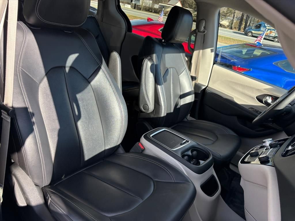 Used 2024 Chrysler Pacifica Touring-L image 17