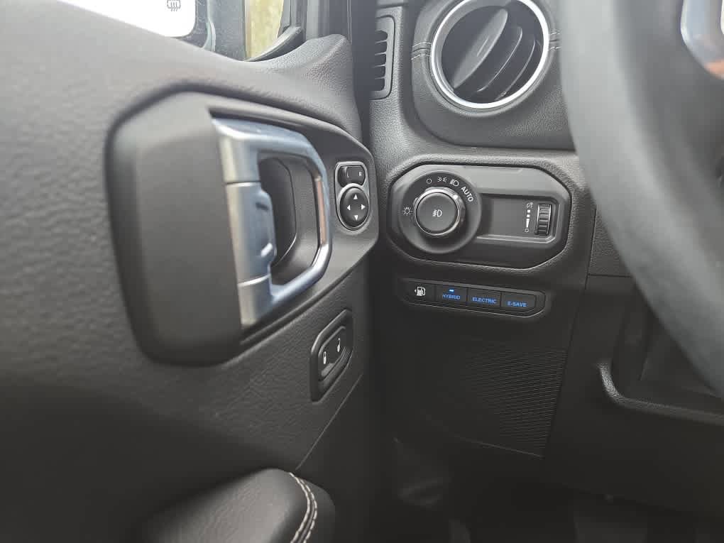 Used 2023 Jeep Wrangler Unlimited Sahara w/ Cold Weather Group AWD/4WD image 21